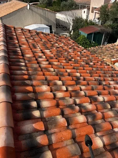 Après : toiture nettoyée, traitée et hydrofugée à Évry (91)