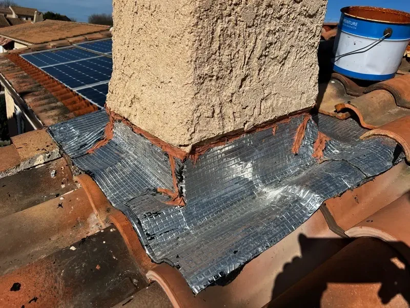 Avant : infiltration au pied de cheminée à Évry (91) — ERGB Compagnons