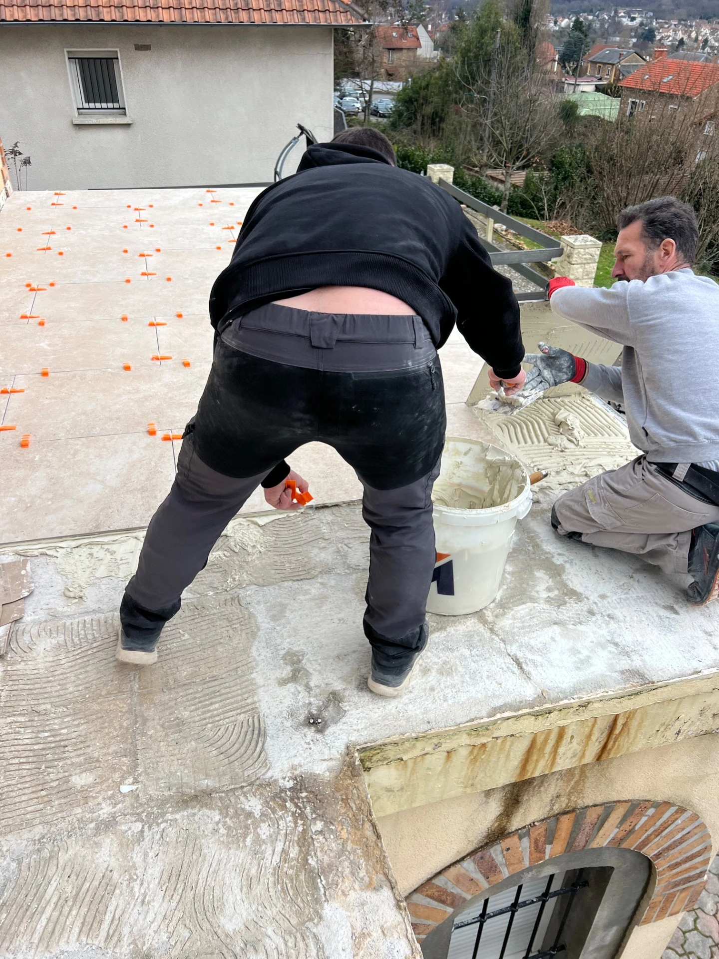 Équipe ERGB en train de travailler sur une terrasse, préparation et mise en œuvre