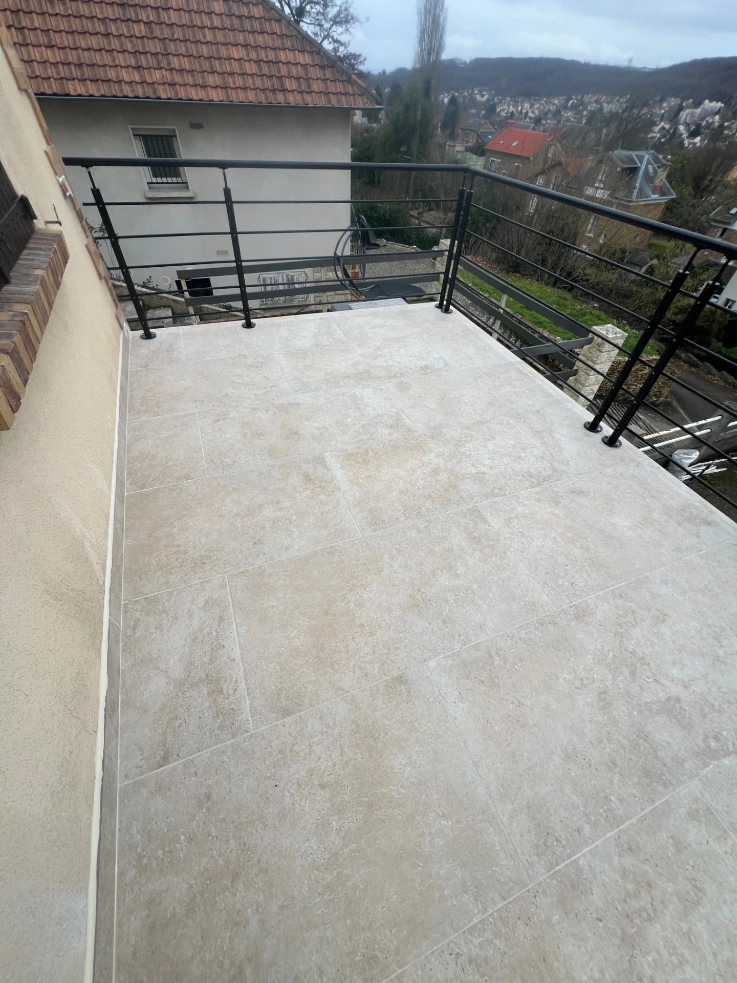 Terrasse après intervention, résultat propre et uniforme