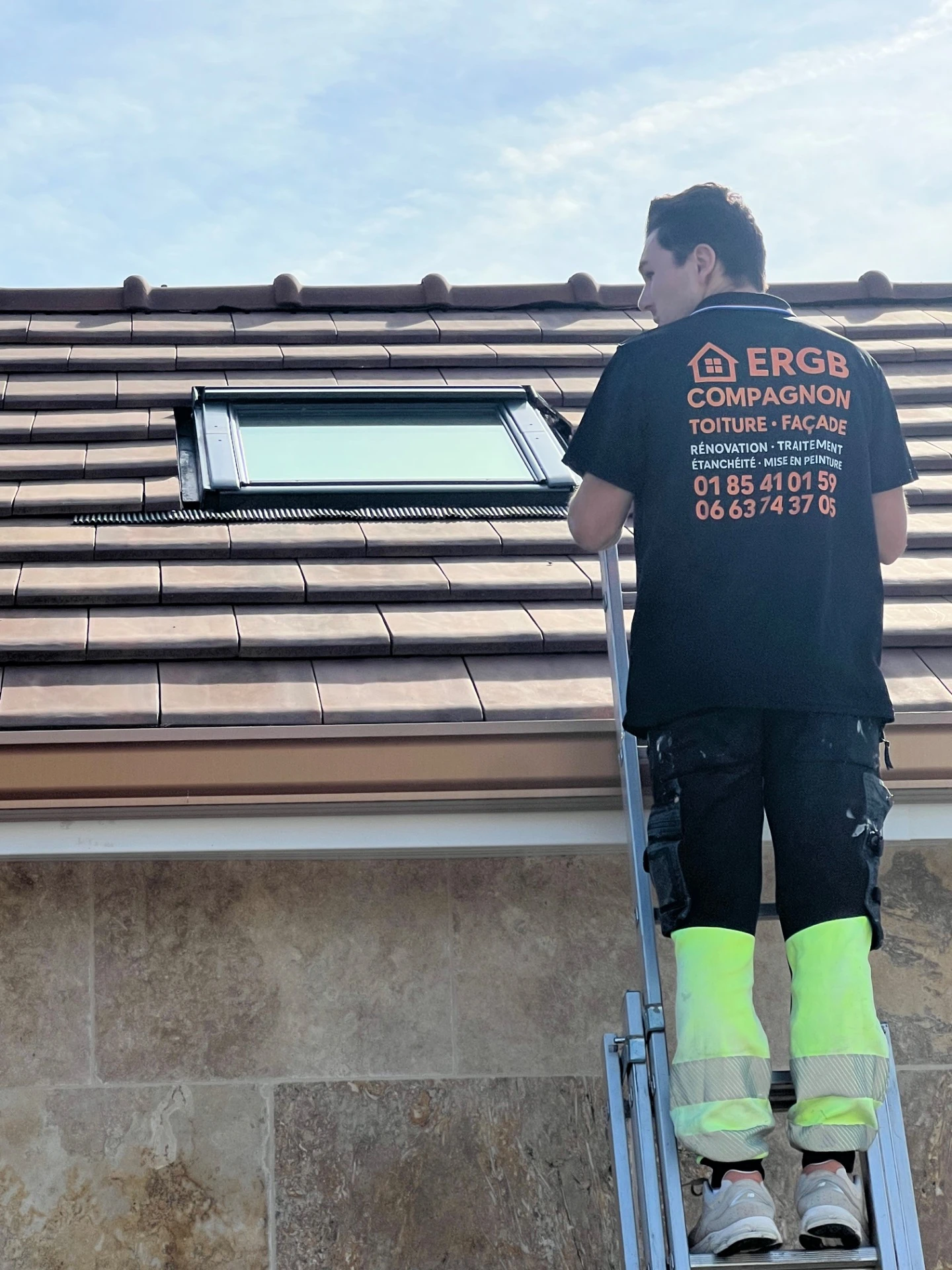 Artisan ERGB sur échelle, t-shirt ERGB, intervention toiture en Île-de-France