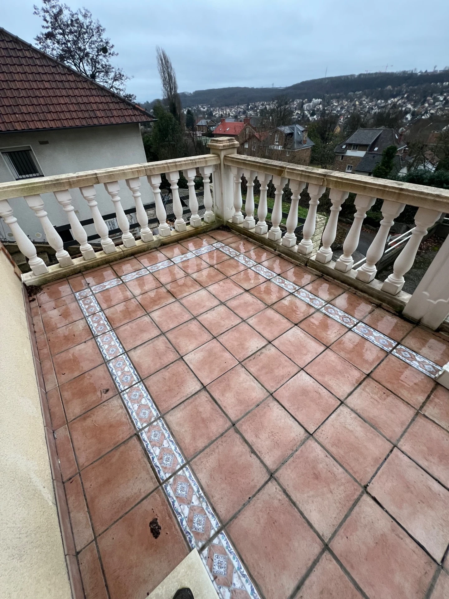 Terrasse avant rénovation avec infiltrations